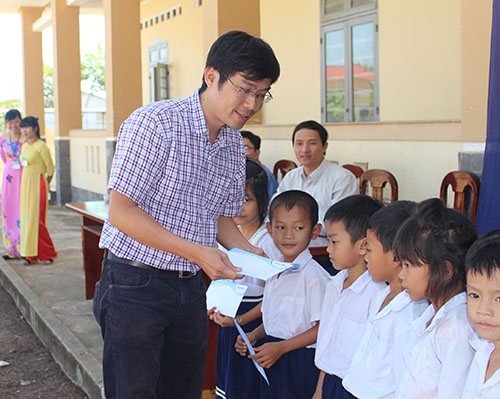 Tổng Giám đốc Phạm Bá Cẩn tặng quà cho học sinh có hoàn cảnh khó khăn